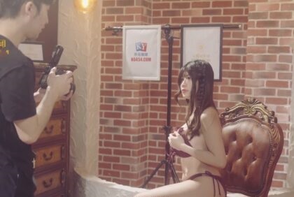 Anh chụp ảnh để đời và nữ idol sexy trong bộ váy mỏng manh