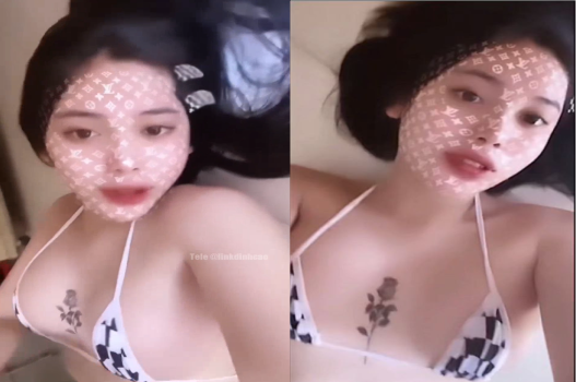 Nữ sinh thỏa mãn khi được bạn đẩy lên đỉnh