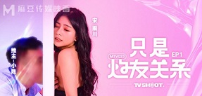 Em gái gợi cảm từ bỏ tình cũ để vươn tới đỉnh cao showbiz