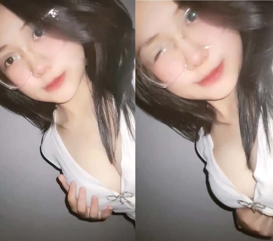Hotgirl xinh vạch vếu khoe bạn trai